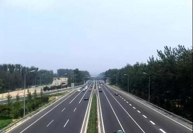 間斷性踩油門的操作，能讓我們在行駛時省油嗎？